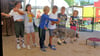 18 Kinder lernen in Atzendorf auf dem Hof der klugen Tiere derzeit Kunststücke mit und ohne Tiere. Romy, Selina, Nicolaus, Tom, Bruno und Lucie (von links) lassen Hündin Amelie durch einen Reifen springen. 