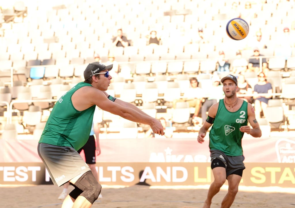 Setzten sich gegen die WM-Zweiten aus Brasilien durch: Nils Ehlers (l) spielt den Ball Clemens Wickler zu.