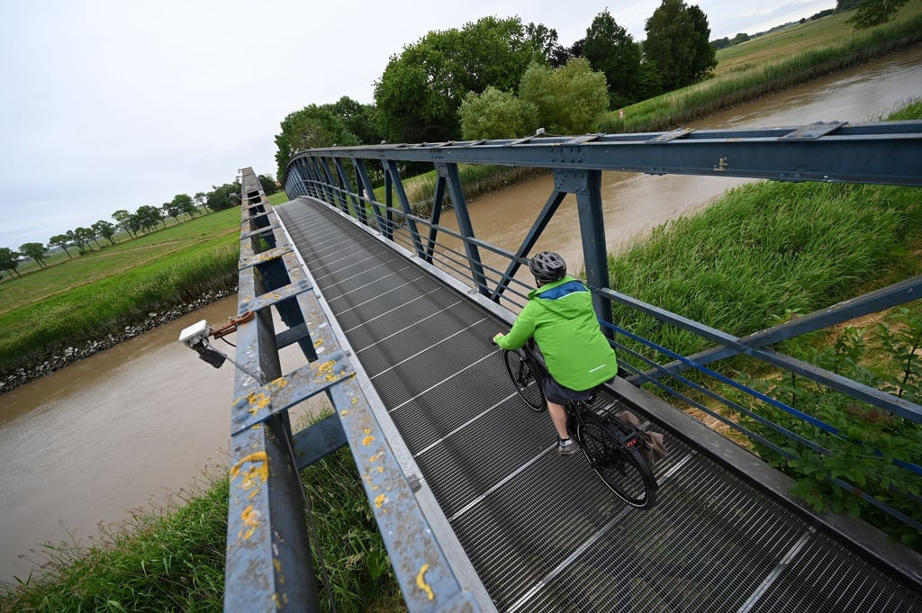 Ein Radfahrer überquert die „Amdorfer Brücke“ (Ledabrücke Amdorf).