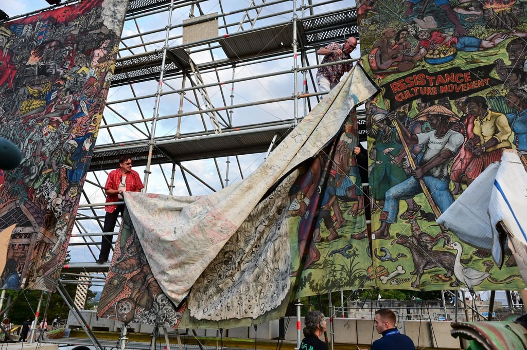 Documenta-Mitarbeiter bauen das umstrittene Großbanner "People's Justice" des indonesischen Künstlerkollektivs Taring Padi auf dem Friedrichsplatz ab.