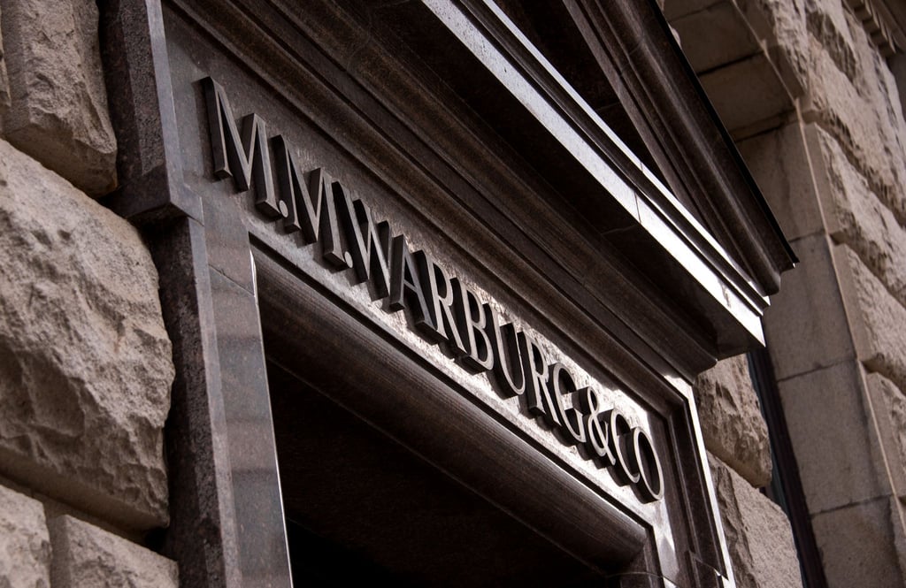 Blick auf den Eingang der Warburg-Bank in Hamburg. Nach Treffen von Olaf Scholz mit den Bank-Gesellschaftern Christian Olearius und Max Warburg hatte die Finanzverwaltung eine millionenschwere Steuerrückforderung gegen die Bank zunächst verjähren lassen.