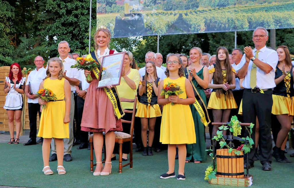 Die Kürung auf der Freilichtbühne im Schlosspark ist vollzogen, Kim Bischoff die 28. Jessener Weinprinzessin. In der Hand hält sie ihre Kürungsurkunde.