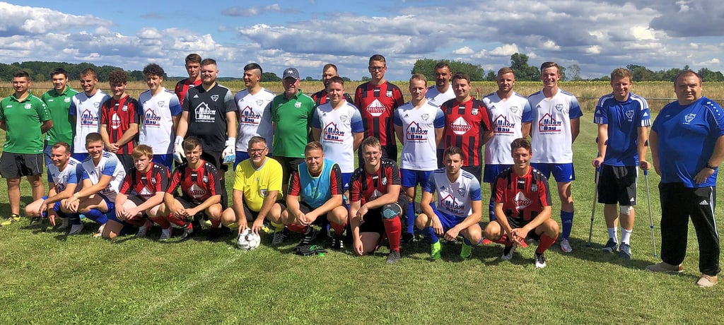 Gruppenfoto vor dem Testspiel zwischen dem SV Brietz und dem SV Brunau. Für die Brietzer war es das erste Heimspiel seit etwas mehr als neun Jahren auf dem heimischen Mühlenberg. Die vergangene Spielzeit war Brietz auf dem Salzwedeler Werner-Seelenbinder-Stadion zu Hause.