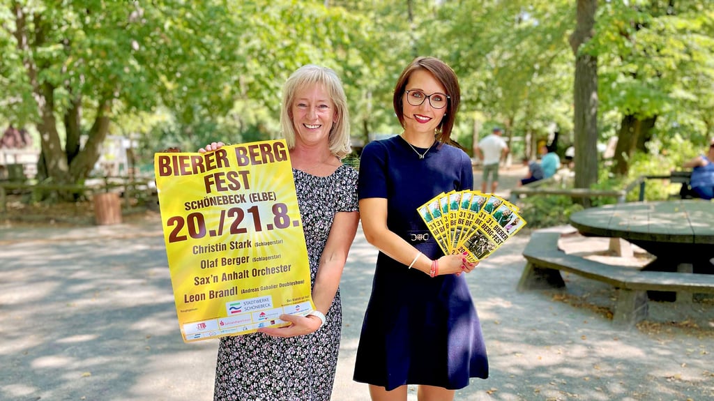 Constanze Pohlan (links) Julia Teige werben für das Bierer-Berg-Fest.