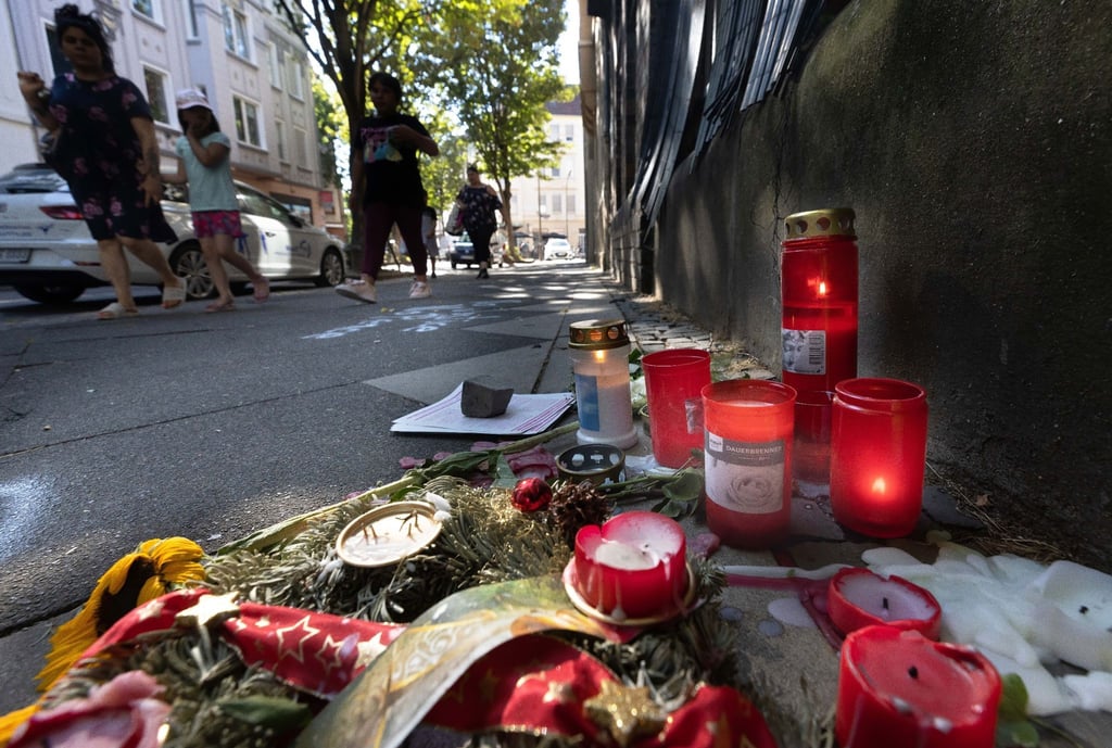 Trauer-Blumen und Kerzen erinnern an den Tod eines 16-jährigen Jugendlichen. Auch Tage nach den tödlichen Schüssen aus einer Polizei-Maschinenpistole auf einen 16-Jährigen wird heftig über den Fall diskutiert.