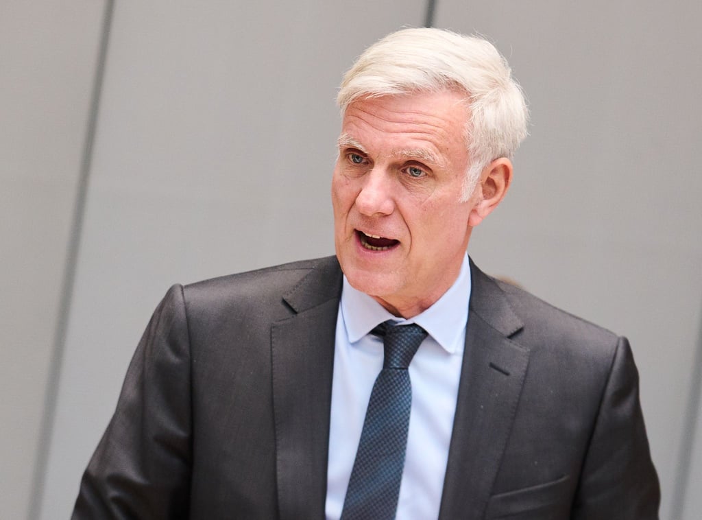 Stephan Schwarz (parteilos), Senator für Wirtschaft, Energie und Betriebe in Berlin, spricht.