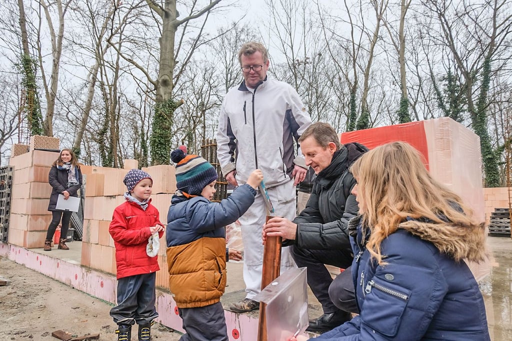 Die Einbringung Zeitkapsel bei Baubeginn im Januar 2022. Da war noch davon die Rede, dass das Mehrzweckgebäude im September fertig sein soll.
