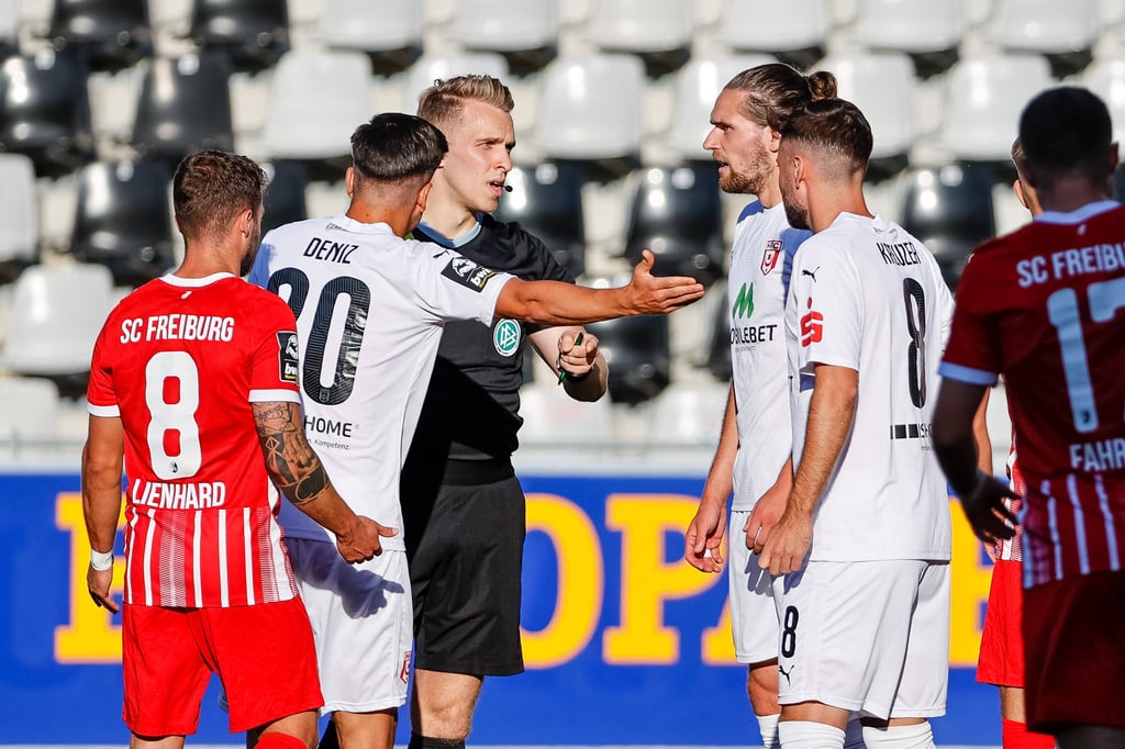 Jonas Nietfeld (3.v.r.) und Niklas Kreuzer (2.v.r.) fehlen dem HFC zwei Spiele.