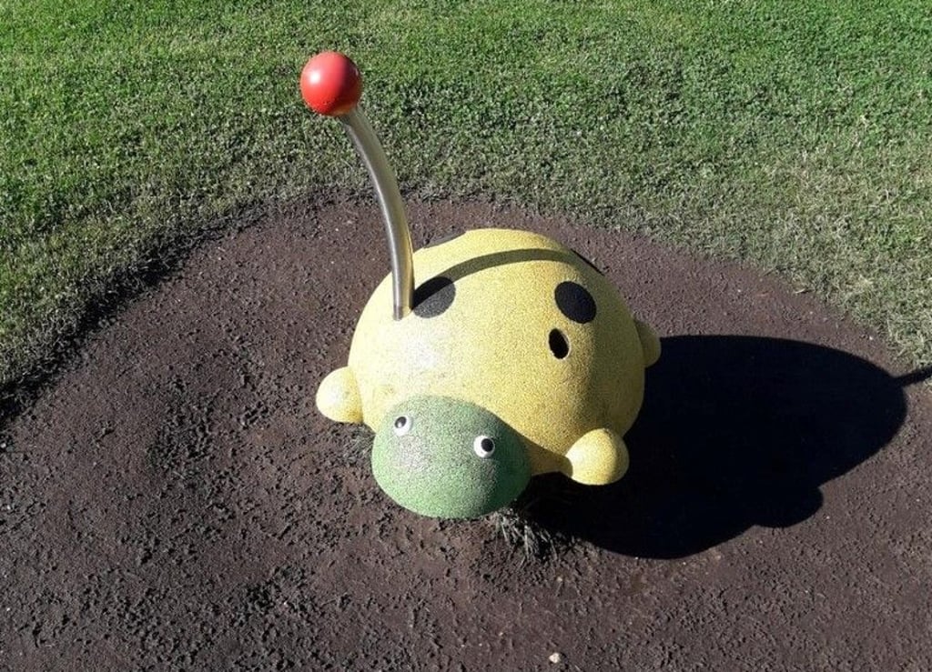 Ein beschädigtes Spielgerät auf dem Marktplatz in Genthin.
