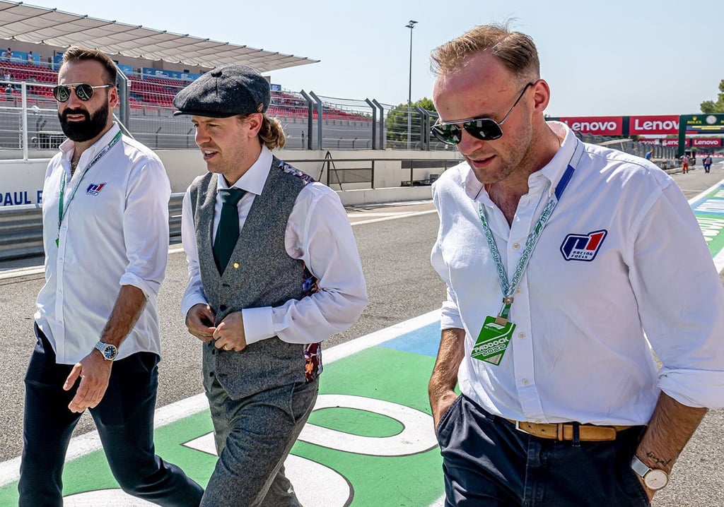 Benjamin Cuyt (rechts) und ein Kollege von P1 Racing Fuels begleiten Sebastian Vettel auf dem Weg zur Testfahrt mit dem 100 Jahre alten Aston Martin, für die sich der Formel-1-Weltmeister passend gekleidet hatte.