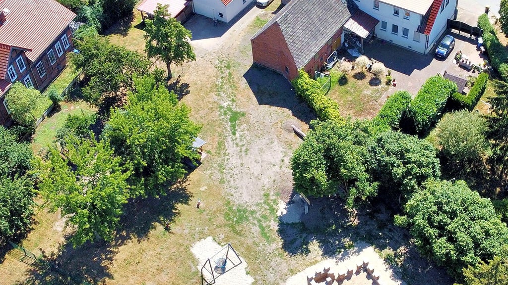 In Nachbarschaft des Wahrenberger Gerätehauses (links oben) sowie des neuen Spiel- und Festplatzes könnte ein Gemeinschaftshaus entstehen, womit das Dorfzentrum perfekt wäre.