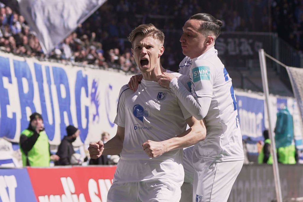 FCM-Stürmer Luca Schuler trainiert wieder mit der Mannschaft - nach langer, schwerer Verletzungspause. Hier mit Mannschaftskollege Baris Atik (r.).