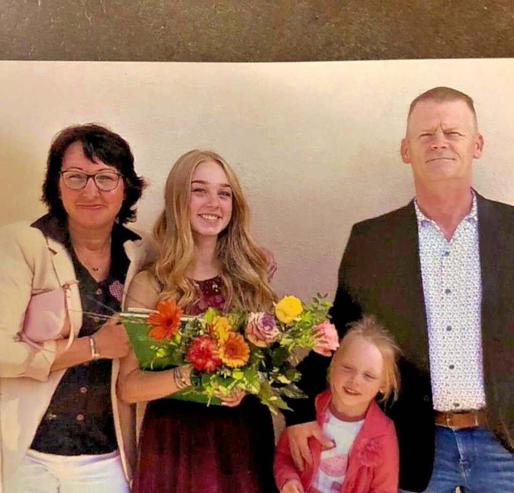 Ein Bild aus glücklichen Tagen: Vada und Mayra mit ihren Eltern.