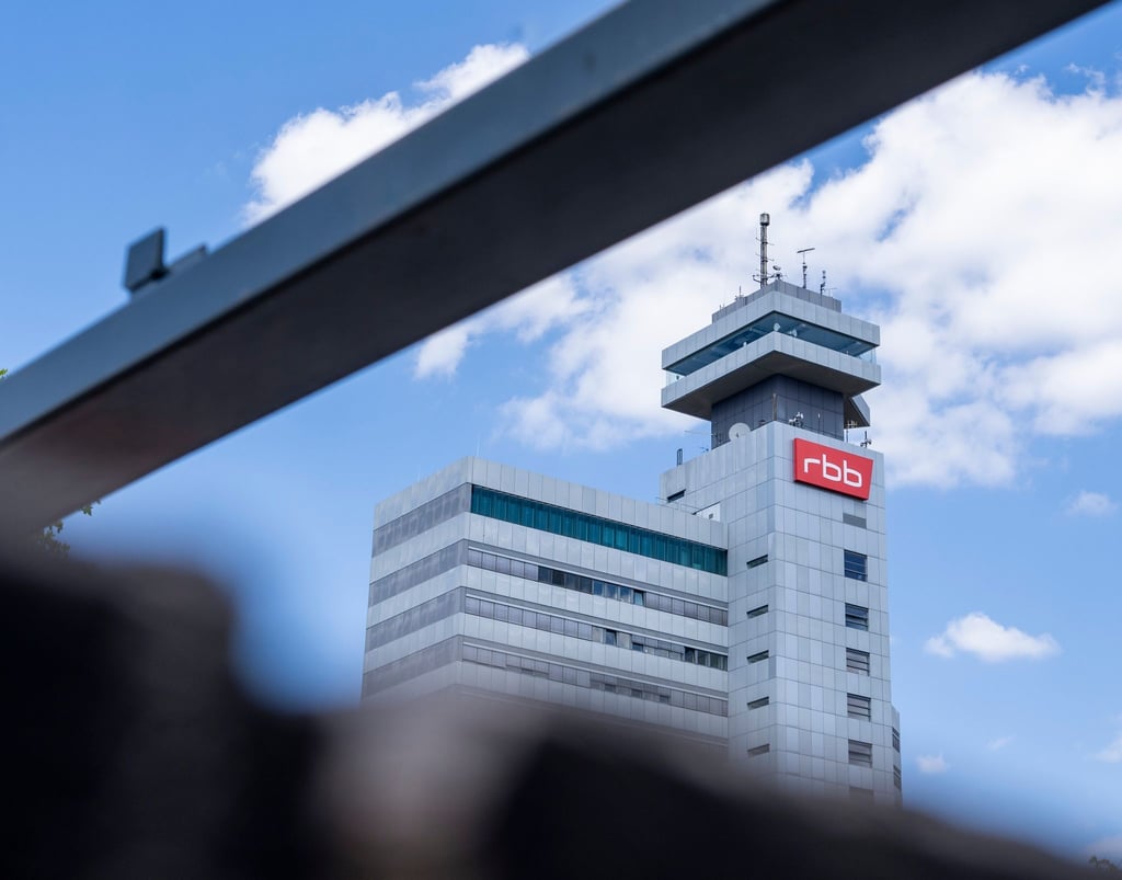 Das Logo des öffentlichen Senders Rundfunk Berlin-Brandenburg (RBB) ist an der Fassade am Sitz des Senders an der Masurenallee angebracht.