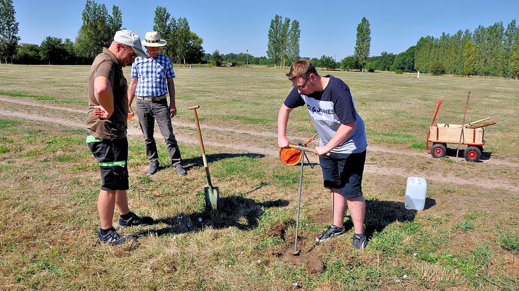 Nach drei Jahren Pause hat sich die Vegetation die Plätze im Havelberger Mühlenholz mehr zurückgeholt als sonst und die Öffnungen etwa für die Blockschilder bedeckt, mussten Toralf Henning, Dieter Härtwig und John Waubke (von links) feststellen.