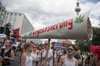 Teilnehmer halten einen riesigen Joint mit der Aufschrift "Legalisierung" bei der 23. Hanfparade für eine Legalisierung von Cannabis.