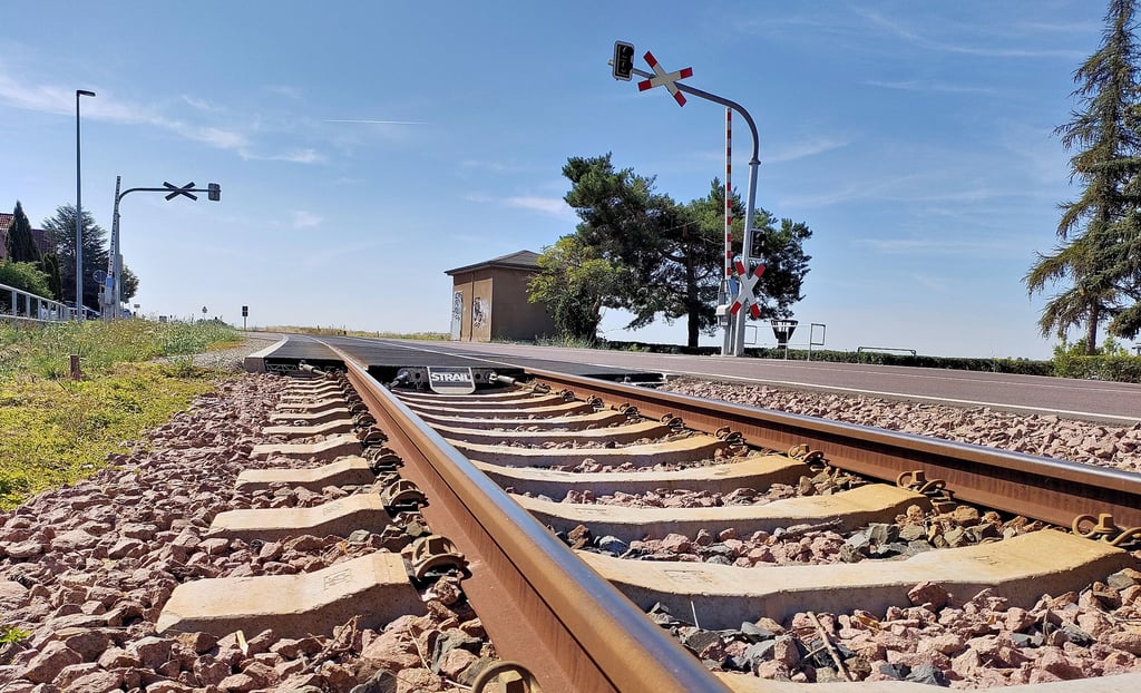 Zahlreiche Bahnübergänge im Altkreis sind momentan wegen Gleisarbeiten gesperrt. In Bebitz (Foto) ist die L 50 halbseitig gesperrt.