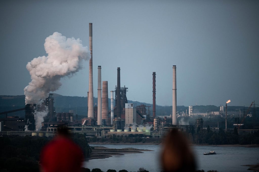 Das Stahlwerk von Thyssenkrupp in Duisburg, aufgenommen von der Halde Rheinpreußen.