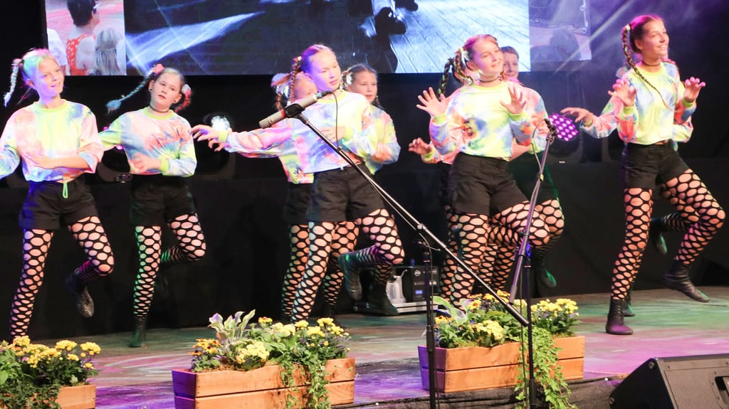 Beste Stimmung hat am Donnerstag beim Heimatabend im großen Festzelt geherrscht. Die Jessener Dancing Girls haben dazu beigetragen.