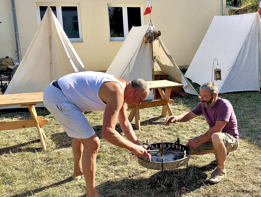Im Burghof von Osterfeld zu Füßen des Matzturmes wird seit Donnerstagabend anlässlich des Stadtfestes ein Biwak aus der napoleonischen Zeit aufgebaut.