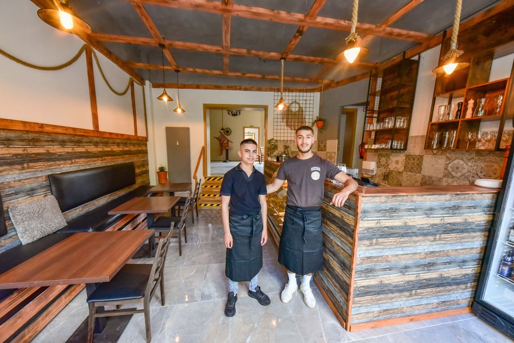 Gharith Abdulsalam (r.) und sein Bruder Haidar in der neuen Pizzeria.