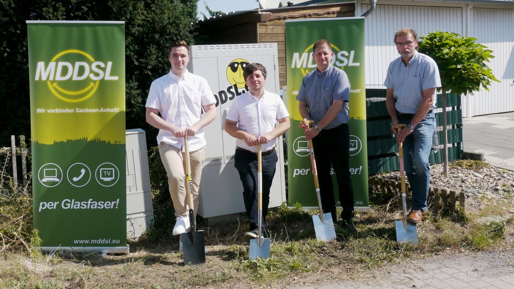 Symbolischer Spatenstich in Eggersdorf: Luca Riedel und Christian Daul, beide MDDSL, Bürgermeister Marco Schmoldt und Bauamtsleiter Ronald Funke (von links).