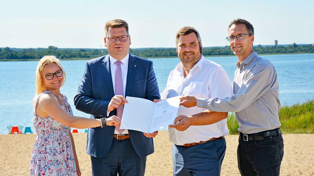 Janine Scharf von der Ferropolis GmbH, Landrat Christian Tylsch, Bürgermeister Enrico Schilling und Ronny Meyer von der Blausee GmbH (v.l.).