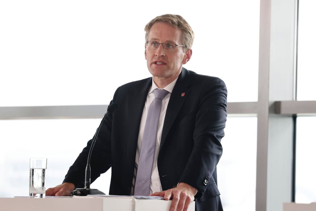 Daniel Günther (CDU), Ministerpräsident von Schleswig-Holstein, hat im Zusammenhang mit der Corona-Pandemie gefordert, die Quarantäneregeln zu ändern.