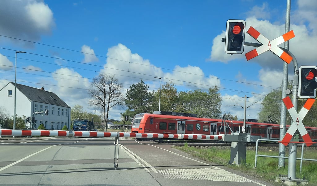 Lange Schließzeiten an den Schranken gehören am Bahnübergang Brunau-Packebusch zum Alltag. Wird die Strecke von Uelzen nach Stendal, die sogenannte Amerikalinie, zweigleisig ausgebaut, steigt das Verkehrsaufkommen auf den Schienen. Die Schranken werden noch öfter geschlossen sein. Die Kreuzung zwischen Schienen und Straße soll daher niveaufrei angelegt werden.