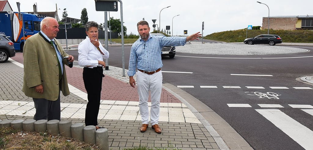 Am Kreisverkehr in der Nienburger Straße, wo es schon zu etlichen Unfällen gekommen war, zeigte Bürgermeister Sven Hause (rechts) Ministerin Lydia Hüskens und dem Landtagsabgeordneten Johann Hauser den gefährlichen Kreuzungsbereich.