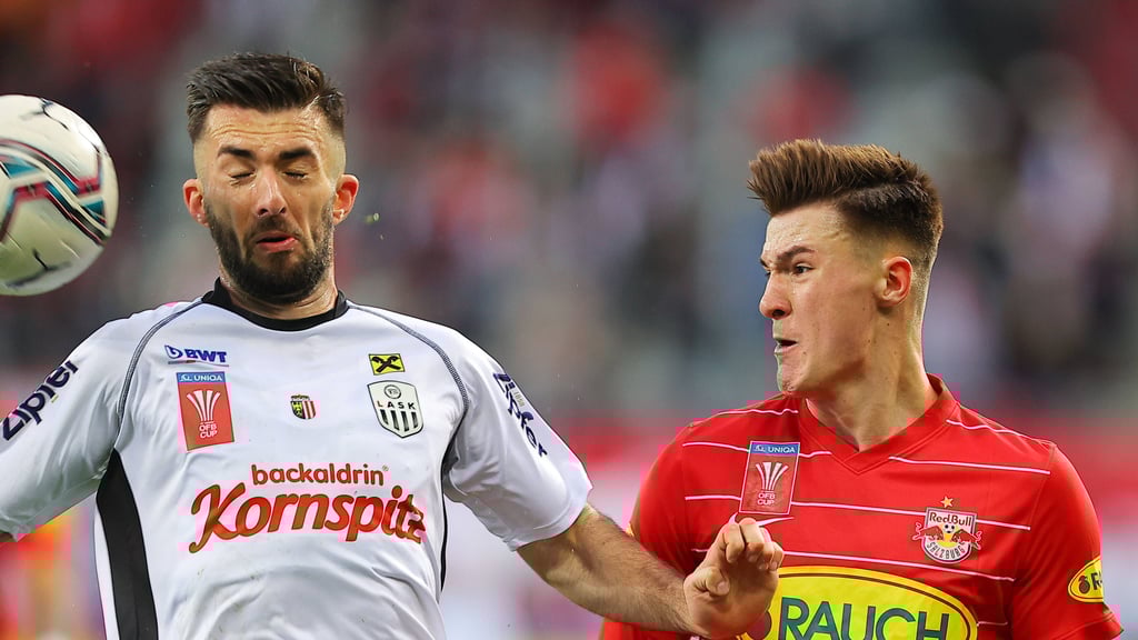 Benjamin Sesko (r.) im Zweikampf.