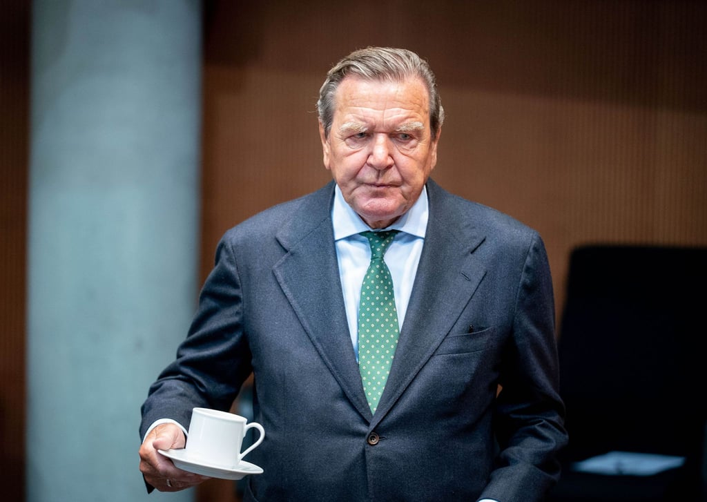 Altkanzker Gerhard Schröder (SPD) bei einer Anhörung im Wirtschaftsausschuss des Bundestags zum Pipeline-Projekt Nord Stream 2.
