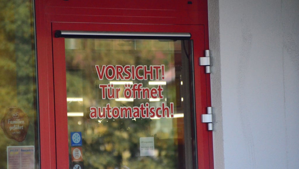 Öffnet sich diese Automatiktür einer Gardelegener Bäckereifiliale zu schnell?