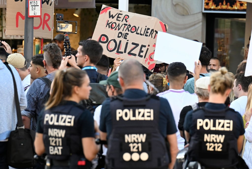 Zwei Tage nach den tödlichen Schüssen der Polizei auf einen 16-Jährigen protestierten in Dortmund mehrere hundert Menschen.