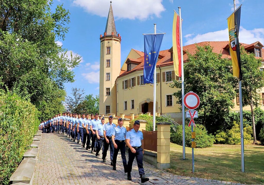 Auf dem Weg zum Appell. Vom Schlosspark geht es dabei zum Marktplatz.