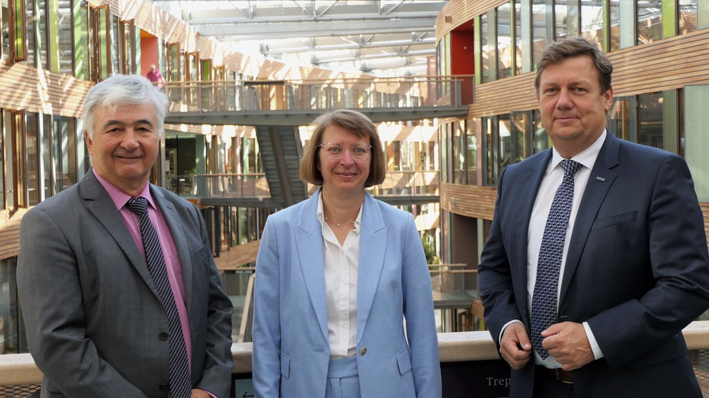 Dr. Wolfgang Scheremet, Leiter des Zentralbereichs im Umweltbundesamt, Dr. Karen Ranft, Kanzlerin der Hochschule Merseburg und Prof. Dr. Markus Krabbes, Rektor der Hochschule Merseburg