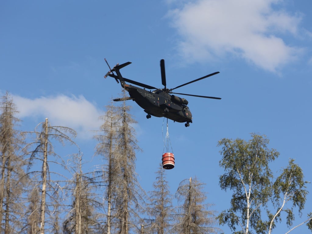 Ein Hubschrauber der Bundeswehr unterstütz die Brandbekämpfung im Harz.