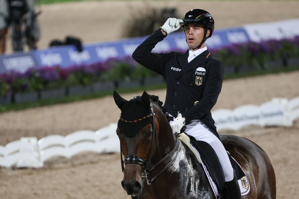 Jessica von Bredow-Werndl schaut aus dem Kreißsaal im TV den Ritt ihres Bruders Benjamin bei der WM und „danach ging es aber schon recht schnell los“.