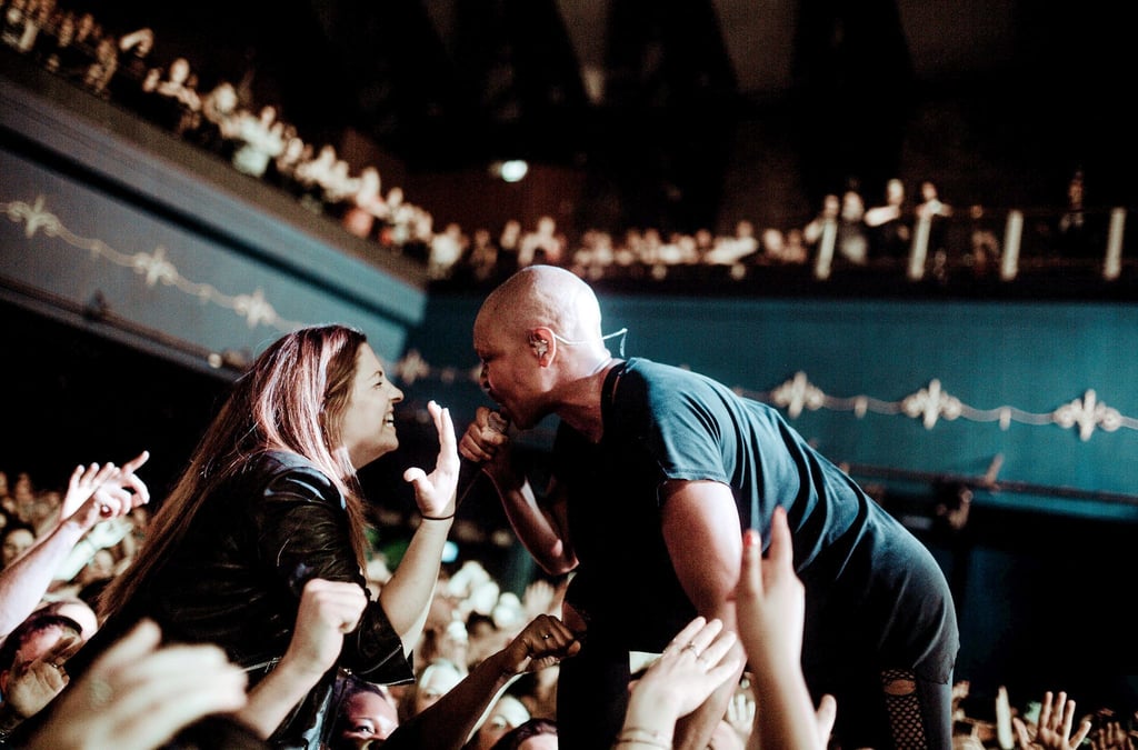 Skin (r), die Leadsängerin von Skunk Anansie, mit einem weiblichen Fan.