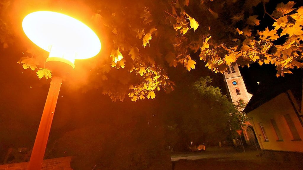 Energie sparen ist derzeit ein großes Thema. Im Osternienburger Land läuft die Umrüstung der Straßenbeleuchtungen auf LED. Auch die jetzigen NAV-Lampen – wie hier in Drosa – sollen künftig auf LED umgerüstet werden.