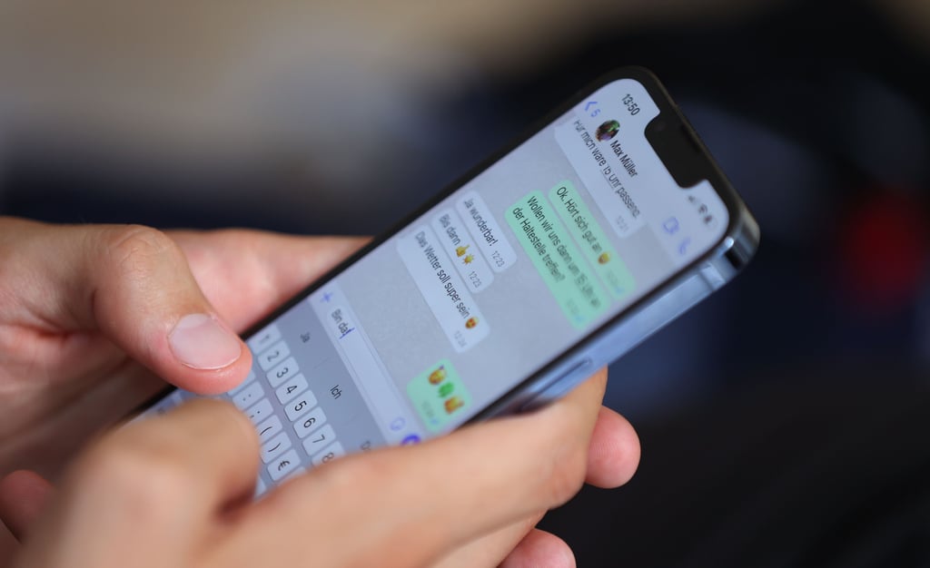 Betrüger versuchen über WhatsApp an das Geld der Menschen heranzukommen.