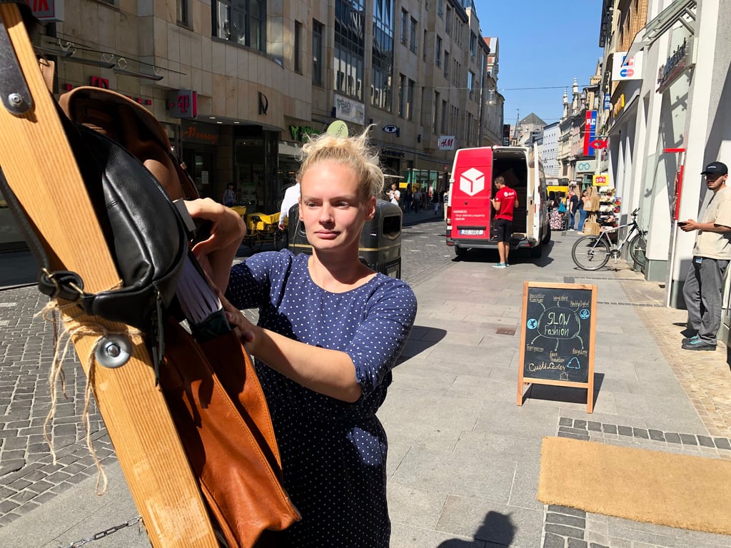 Ladenleiterin Ulrike Poche präsentiert die Taschen von „Gusti Leder“ in der Leipziger Straße. Die Händlerin hat beobachtet, wie sich das Kaufverhalten der Kunden in den vergangenen Monaten verändert hat.