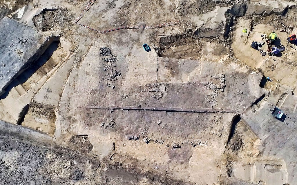 Aus der Vogelperspektive erschließt sich dem Betrachter erst die wahre Größe des Grabungsfeldes.