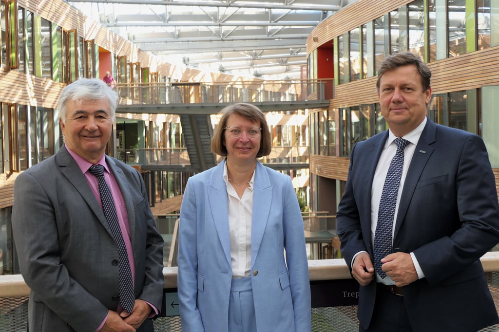 Wolfgang Scheremet vom Umweltbundesamt (v.l.), Kanzlerin Karen Ranft und Rektor Markus Krabbes von der Hochschule Merseburg haben gemeinsam die Kooperation unterzeichnet.