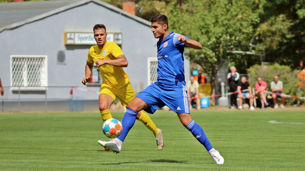 Tim Kolzenburg (blaues Trikot) und Westerhausen wollen nach dem 0:8 gegen Bischofswerda nun in Halle eine Reaktion zeigen.