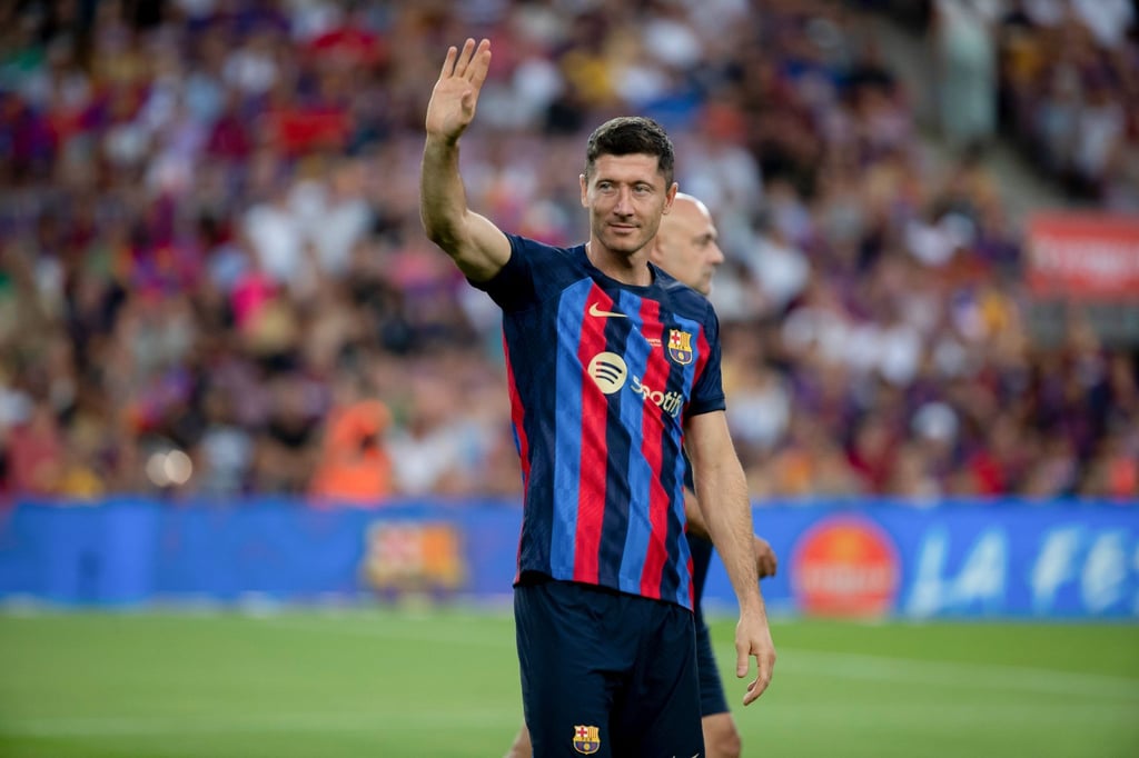 Barcelonas Neuzugang Robert Lewandowski winkt ins Publikum.