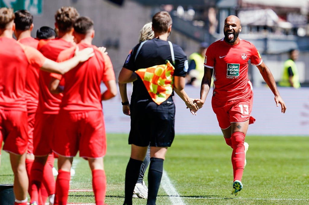 Terrence Boyd (r) brachte den FCK gegen St. Pauli in Führung.
