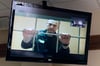 Alexej Nawalny, russischer Oppositionspolitiker, wird in einem Gerichtssaal in Wladimir per Videoverbindung aus dem Gefängnis zugeschaltet und ist auf einem Bildschirm zu sehen.