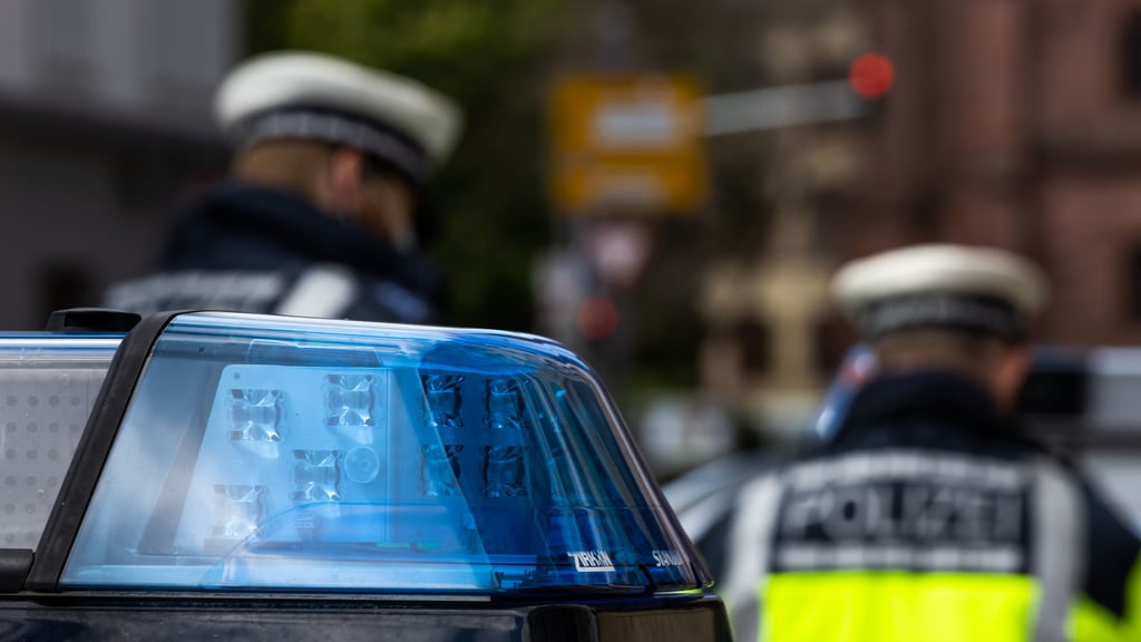 Polizisten bei der Unfallaufnahme.