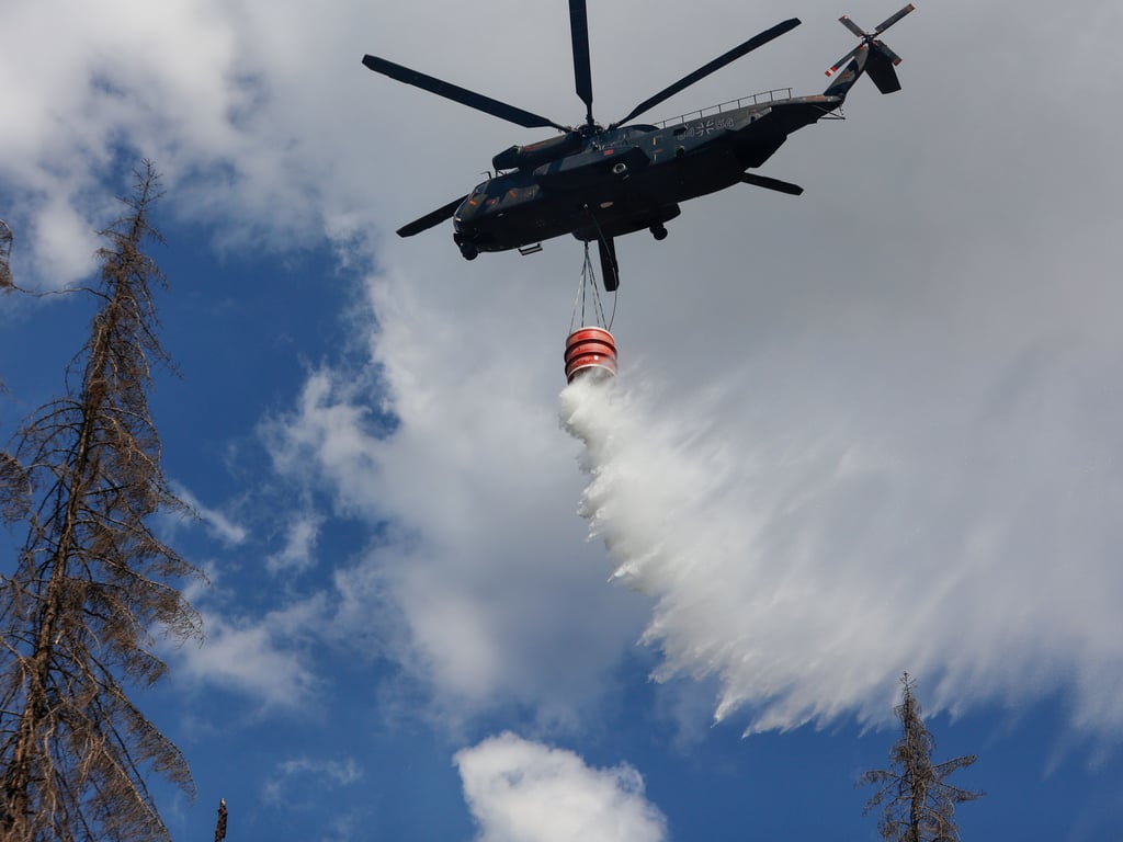 Der Waldbrand bei Schierke wird auch aus der Luft bekämpft. Am Freitag kamen mehrere Löschhubschrauber zum Einsatz.
